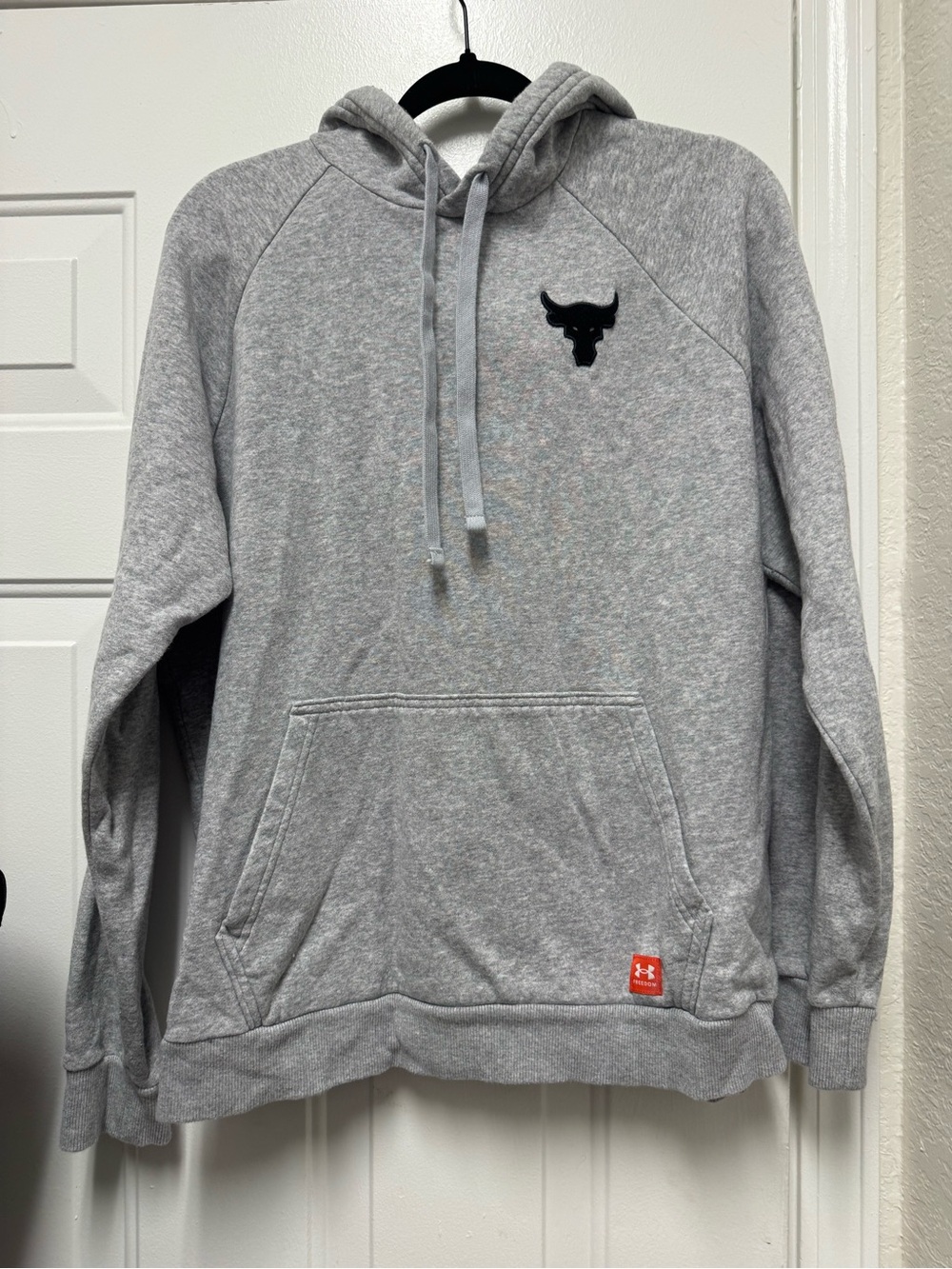 Under Armour Men’s Light Gray Hoodie with Black Bull Emblem